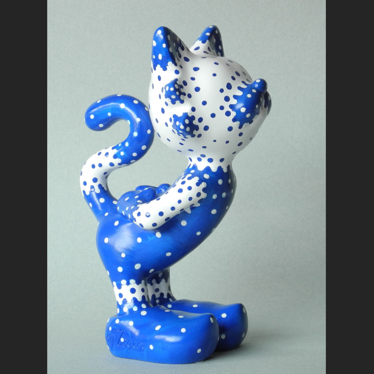Jacky Zegers Mina Blue & White Cat